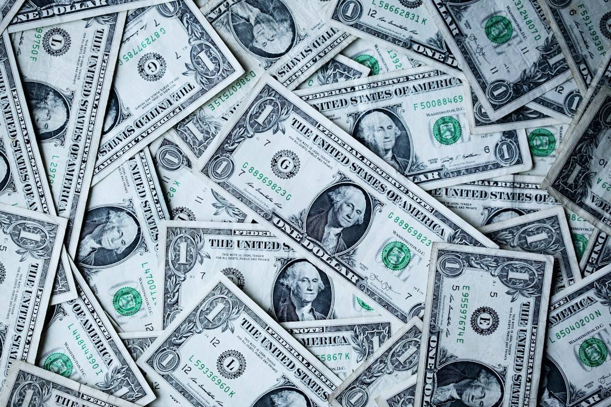 Tumpukan uang tunai sebagai ilustrasi bonus anggota baru