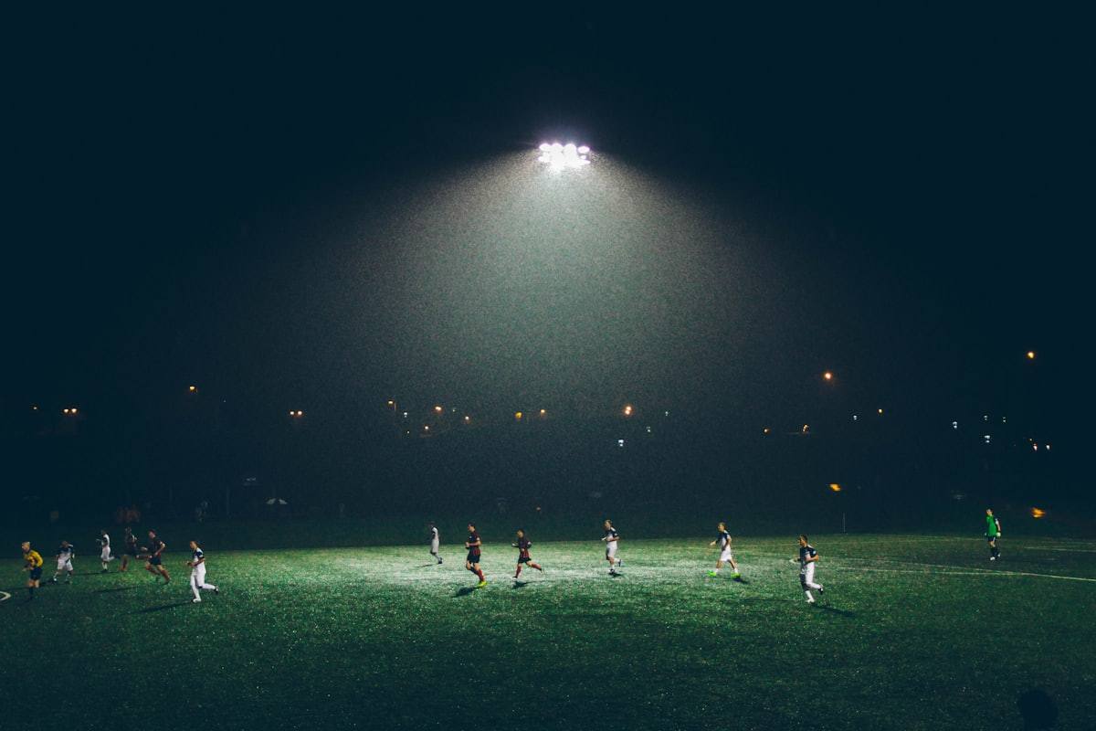 Stadion olahraga saat pertandingan malam